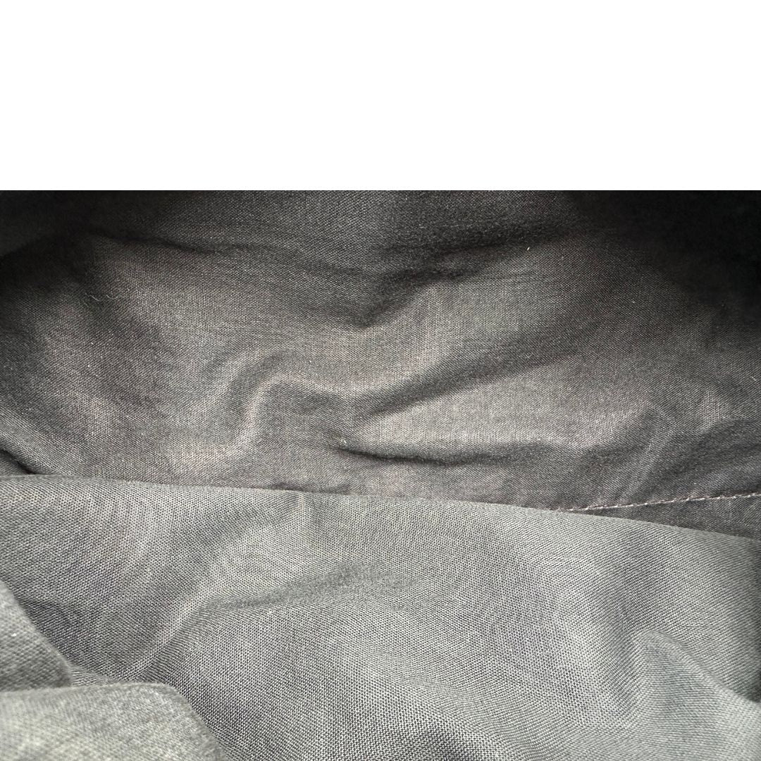 interno Borsa Balenciaga Day in pelle crinkled marrone testa di moro, con finiture metalliche argentate; con manico singolo leggermente regolabile. Dotata di chiusura superiore con zip e tasca frontale con cerniera, di lusso, originale, usata. 