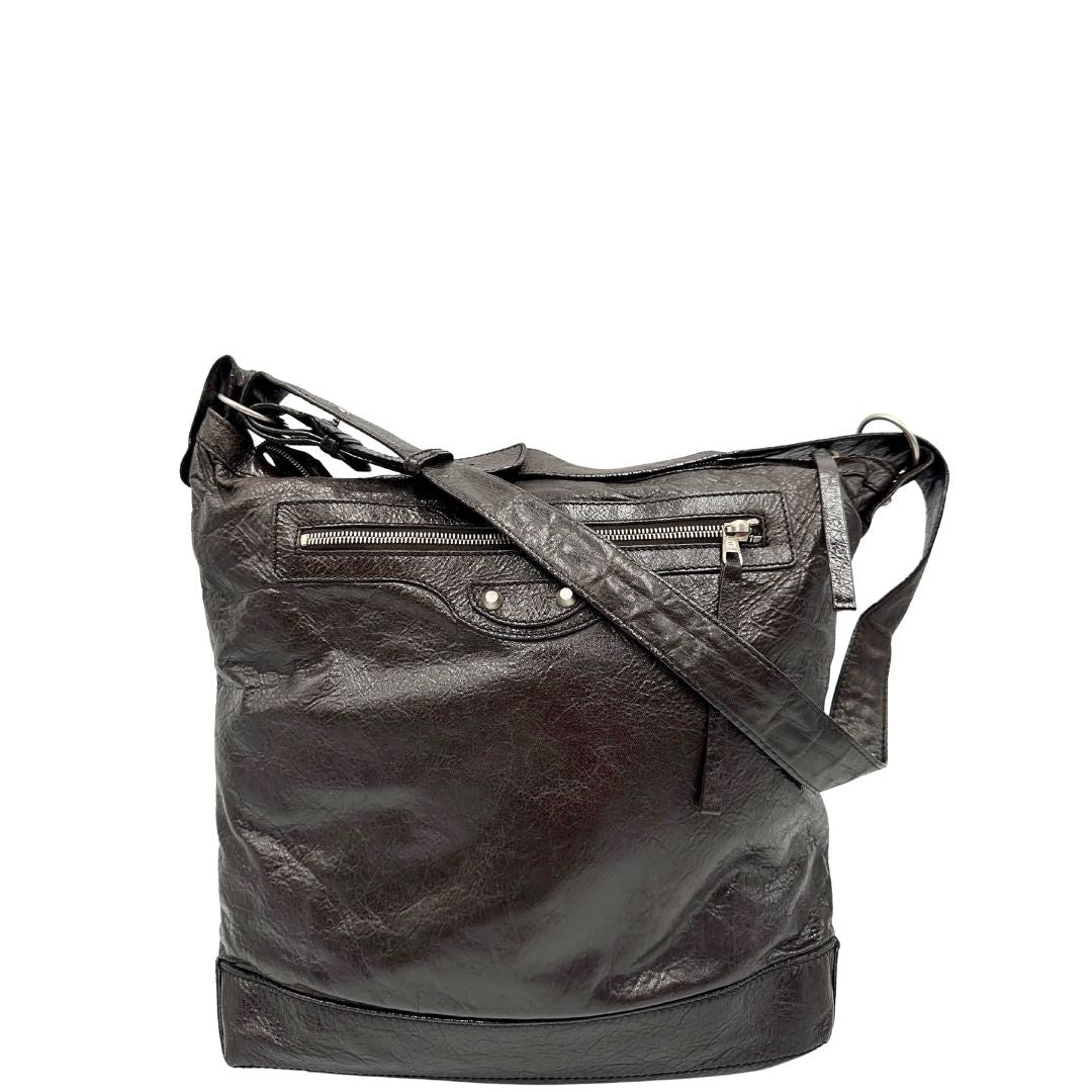front Borsa Balenciaga Day in pelle crinkled marrone testa di moro, con finiture metalliche argentate; con manico singolo leggermente regolabile. Dotata di chiusura superiore con zip e tasca frontale con cerniera, di lusso, originale, usata.