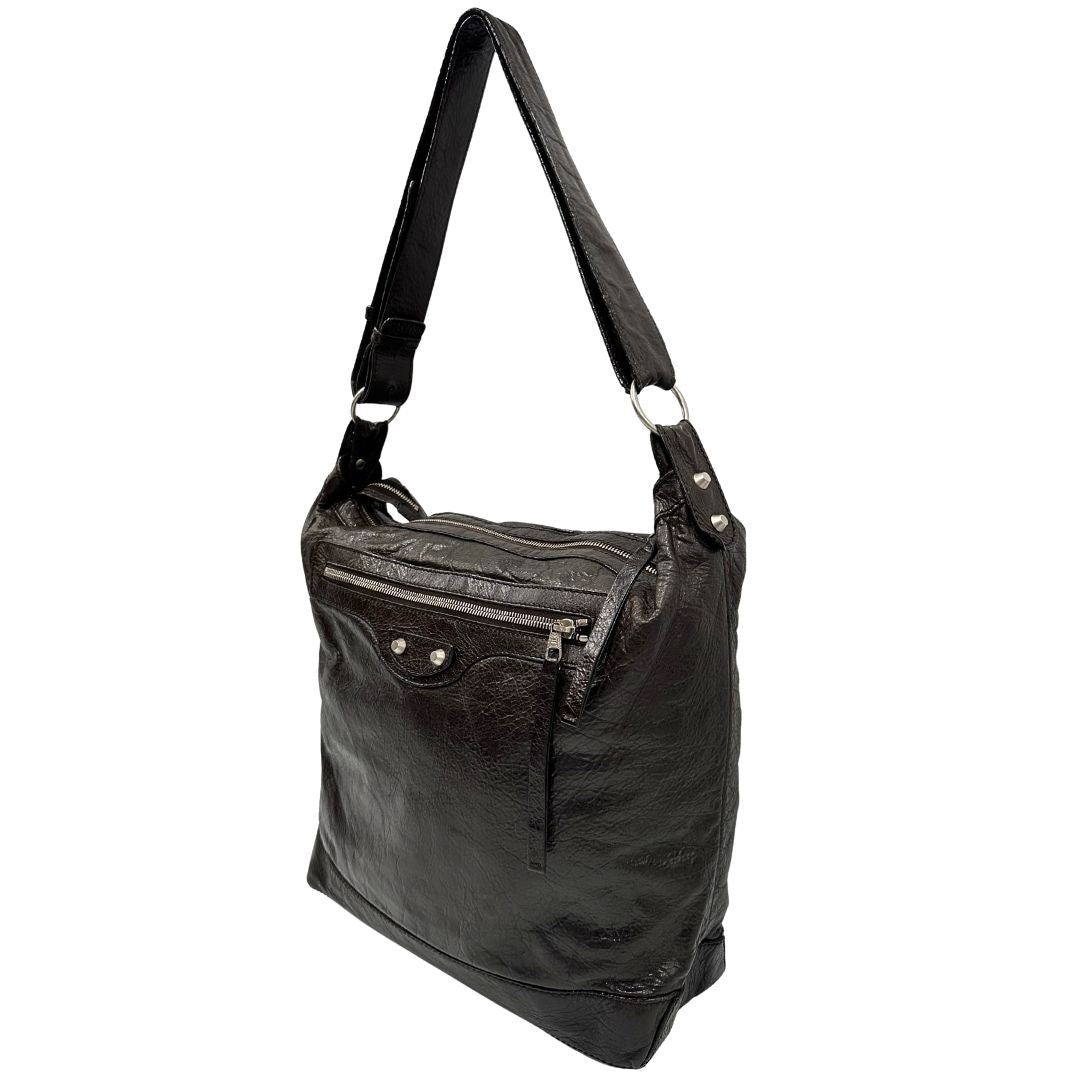 lato Borsa Balenciaga Day in pelle crinkled marrone testa di moro, con finiture metalliche argentate; con manico singolo leggermente regolabile. Dotata di chiusura superiore con zip e tasca frontale con cerniera, di lusso, originale, usata. 