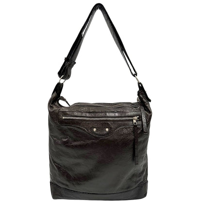 front Borsa Balenciaga Day in pelle crinkled marrone testa di moro, con finiture metalliche argentate; con manico singolo leggermente regolabile. Dotata di chiusura superiore con zip e tasca frontale con cerniera, di lusso, originale, usata.