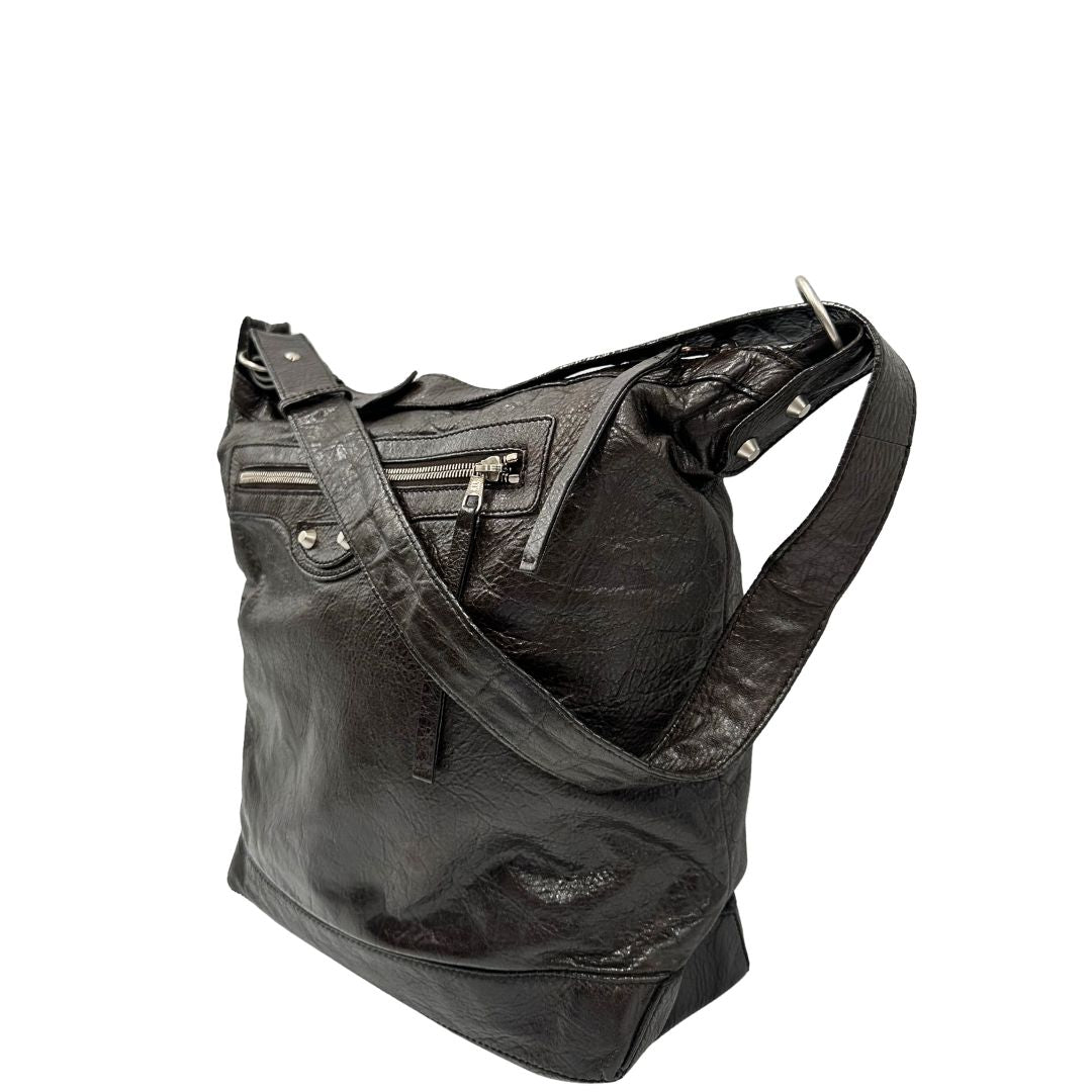 lato Borsa Balenciaga Day in pelle crinkled marrone testa di moro, con finiture metalliche argentate; con manico singolo leggermente regolabile. Dotata di chiusura superiore con zip e tasca frontale con cerniera, di lusso, originale, usata. 