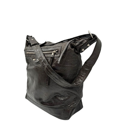 lato Borsa Balenciaga Day in pelle crinkled marrone testa di moro, con finiture metalliche argentate; con manico singolo leggermente regolabile. Dotata di chiusura superiore con zip e tasca frontale con cerniera, di lusso, originale, usata. 