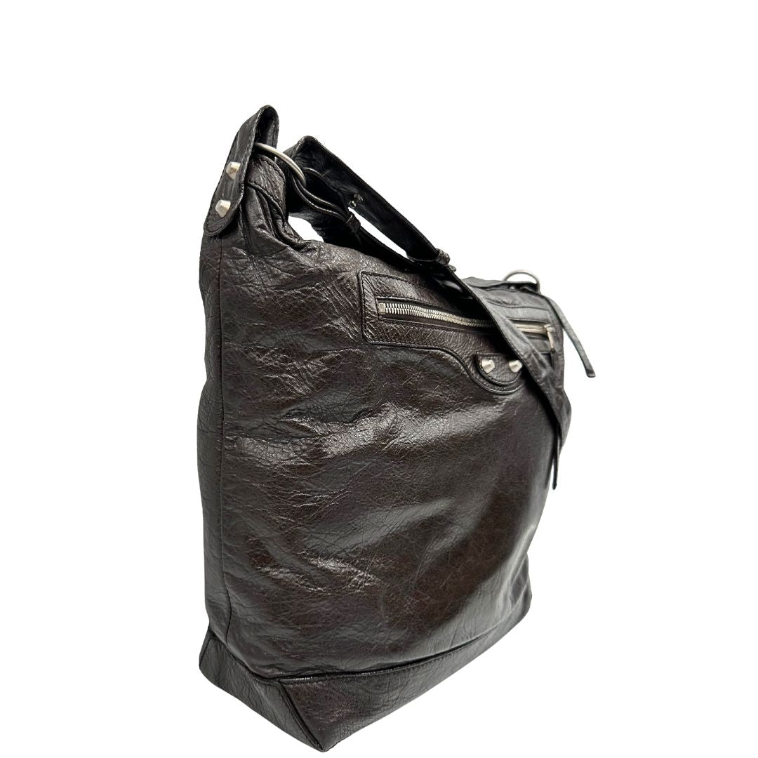 lato Borsa Balenciaga Day in pelle crinkled marrone testa di moro, con finiture metalliche argentate; con manico singolo leggermente regolabile. Dotata di chiusura superiore con zip e tasca frontale con cerniera, di lusso, originale, usata.