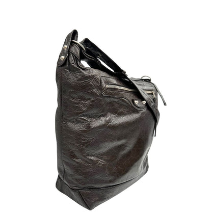 lato Borsa Balenciaga Day in pelle crinkled marrone testa di moro, con finiture metalliche argentate; con manico singolo leggermente regolabile. Dotata di chiusura superiore con zip e tasca frontale con cerniera, di lusso, originale, usata.