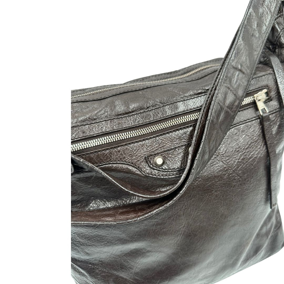 Borsa Balenciaga Day in pelle crinkled marrone testa di moro, con finiture metalliche argentate; con manico singolo leggermente regolabile. Dotata di chiusura superiore con zip e tasca frontale con cerniera, di lusso, originale, usata.