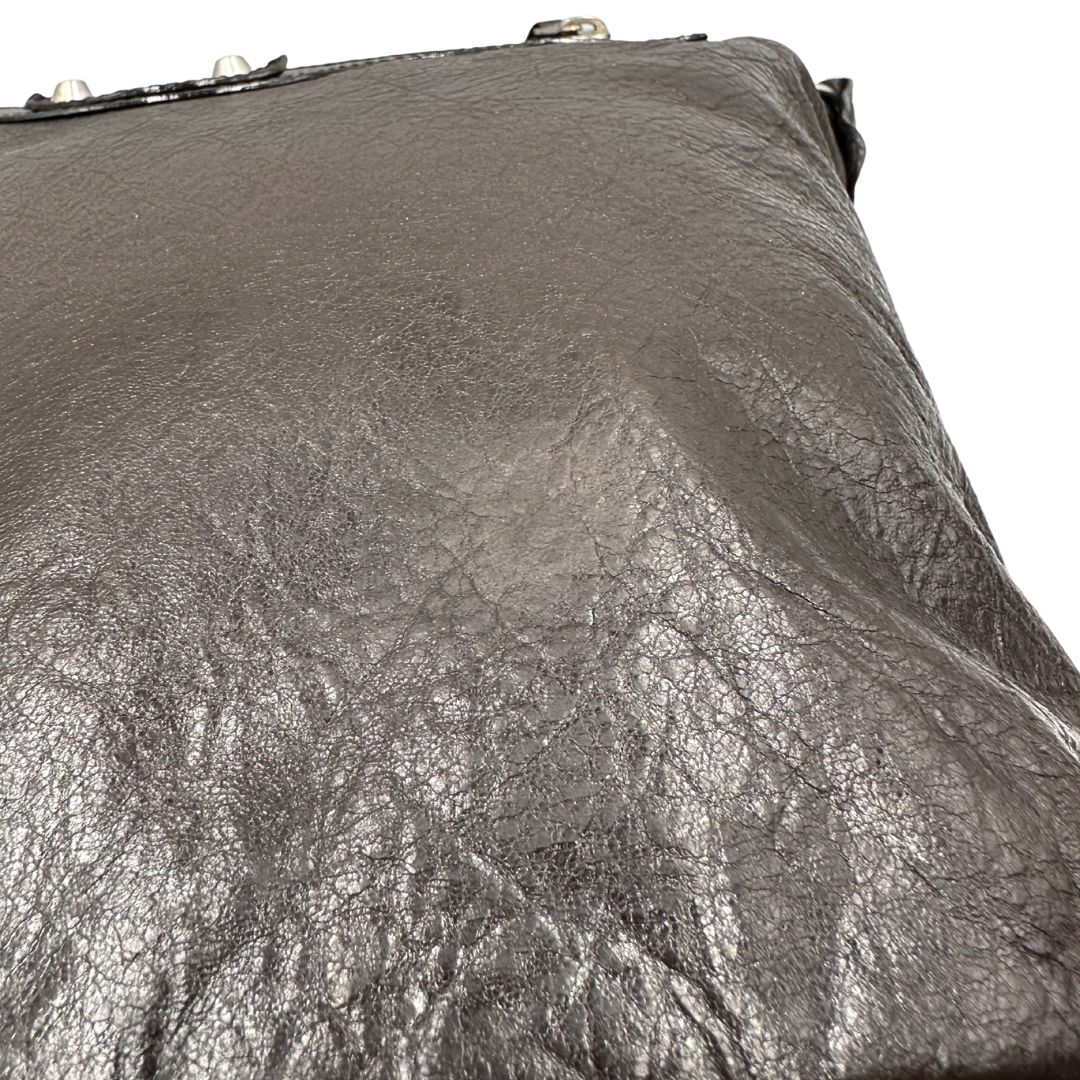 pellame ritoccato Borsa Balenciaga Day in pelle crinkled marrone testa di moro, con finiture metalliche argentate; con manico singolo leggermente regolabile. Dotata di chiusura superiore con zip e tasca frontale con cerniera, di lusso, originale, usata. 