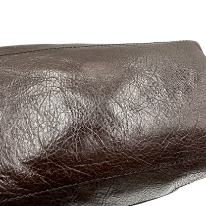 Borsa Balenciaga Day in pelle crinkled marrone testa di moro, con finiture metalliche argentate; con manico singolo leggermente regolabile. Dotata di chiusura superiore con zip e tasca frontale con cerniera, di lusso, originale, usata. 