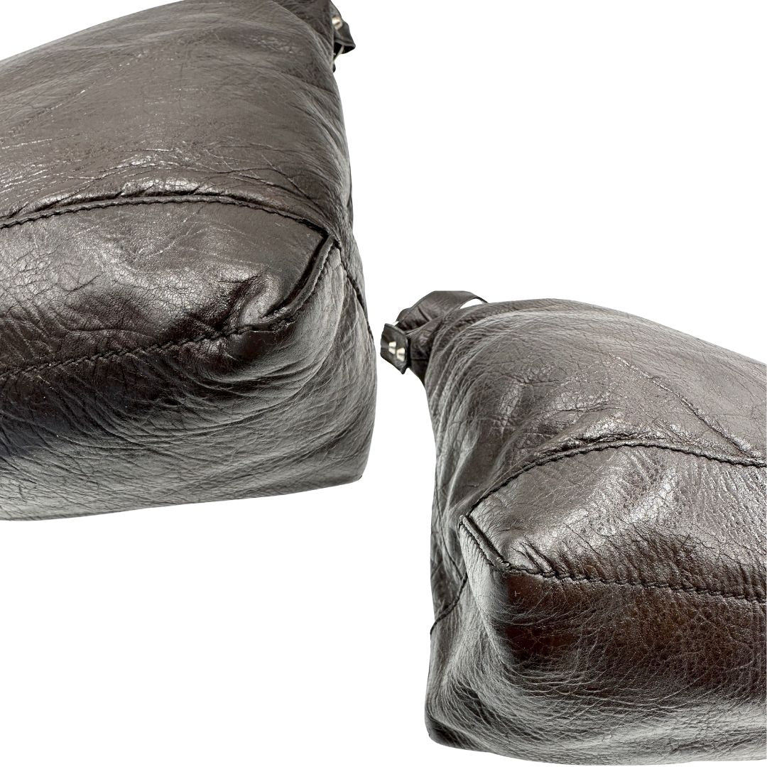 angoli Borsa Balenciaga Day in pelle crinkled marrone testa di moro, con finiture metalliche argentate; con manico singolo leggermente regolabile. Dotata di chiusura superiore con zip e tasca frontale con cerniera, di lusso, originale, usata. 