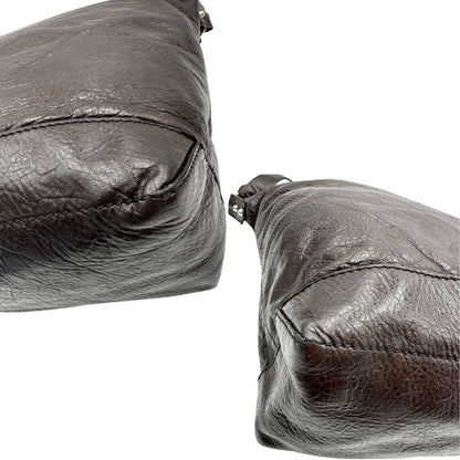 angoli Borsa Balenciaga Day in pelle crinkled marrone testa di moro, con finiture metalliche argentate; con manico singolo leggermente regolabile. Dotata di chiusura superiore con zip e tasca frontale con cerniera, di lusso, originale, usata. 