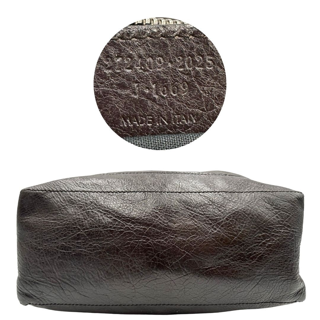 base Borsa Balenciaga Day in pelle crinkled marrone testa di moro, con finiture metalliche argentate; con manico singolo leggermente regolabile. Dotata di chiusura superiore con zip e tasca frontale con cerniera, di lusso, originale, usata. 