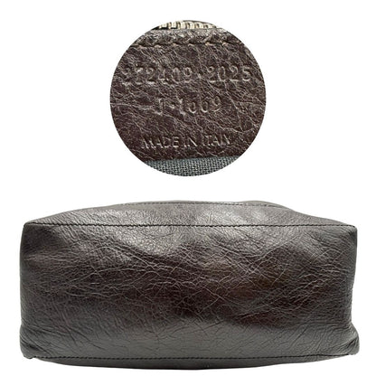 base Borsa Balenciaga Day in pelle crinkled marrone testa di moro, con finiture metalliche argentate; con manico singolo leggermente regolabile. Dotata di chiusura superiore con zip e tasca frontale con cerniera, di lusso, originale, usata. 