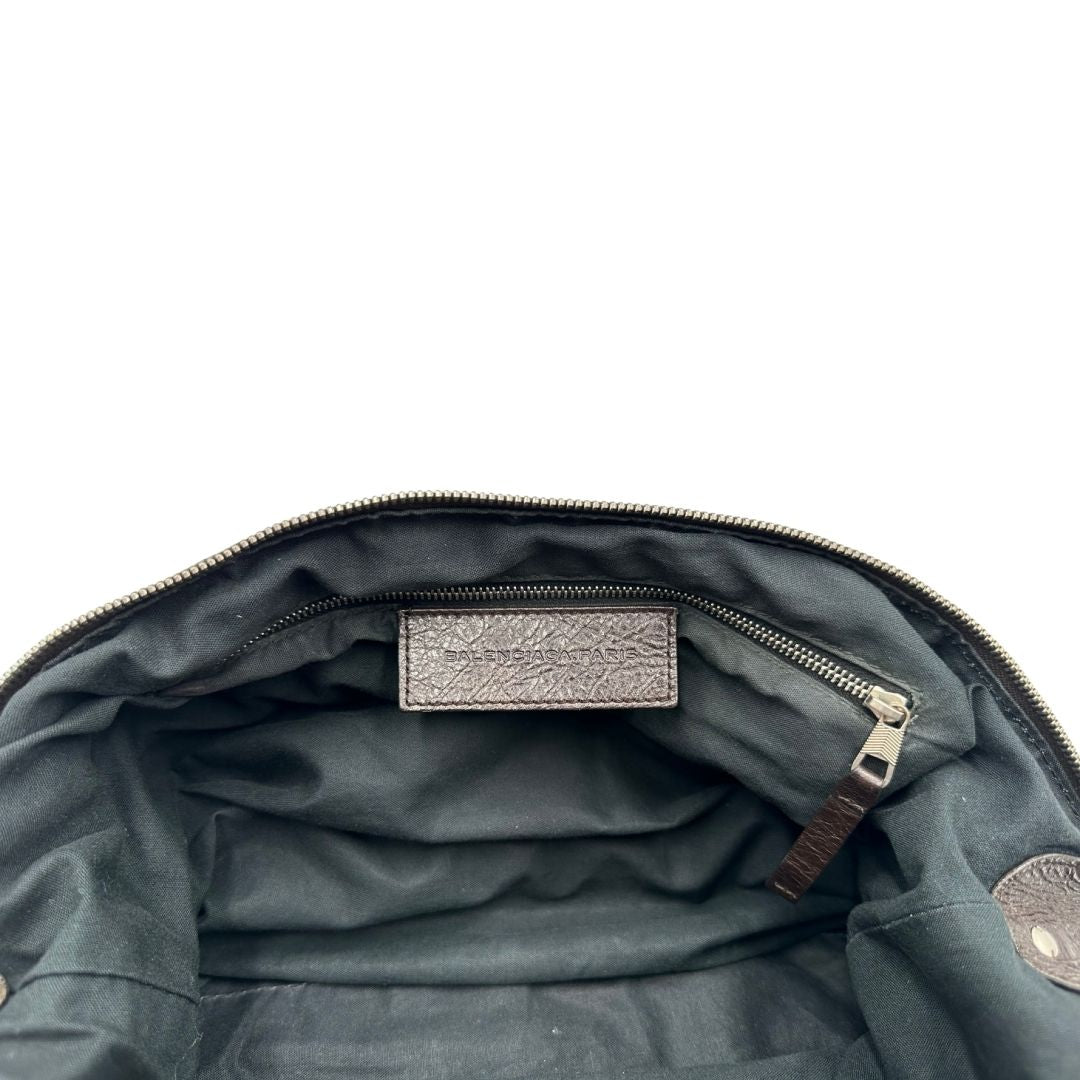 interno Borsa Balenciaga Day in pelle crinkled marrone testa di moro, con finiture metalliche argentate; con manico singolo leggermente regolabile. Dotata di chiusura superiore con zip e tasca frontale con cerniera, di lusso, originale, usata. 