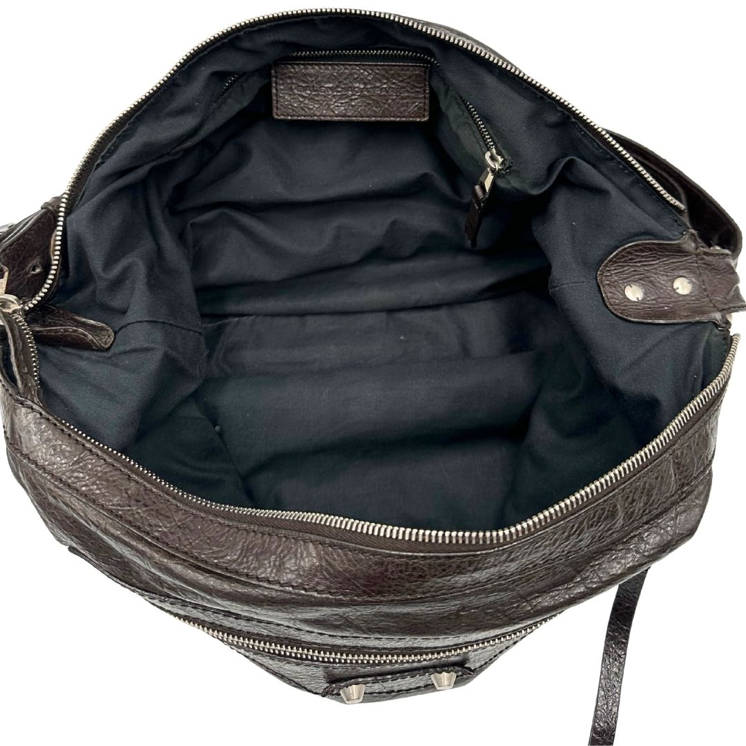 interno Borsa Balenciaga Day in pelle crinkled marrone testa di moro, con finiture metalliche argentate; con manico singolo leggermente regolabile. Dotata di chiusura superiore con zip e tasca frontale con cerniera, di lusso, originale, usata. 