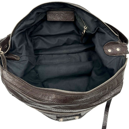 interno Borsa Balenciaga Day in pelle crinkled marrone testa di moro, con finiture metalliche argentate; con manico singolo leggermente regolabile. Dotata di chiusura superiore con zip e tasca frontale con cerniera, di lusso, originale, usata. 