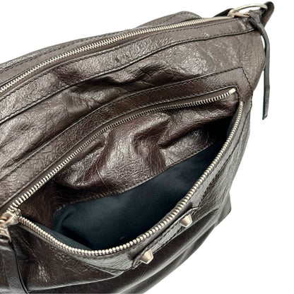 interno Borsa Balenciaga Day in pelle crinkled marrone testa di moro, con finiture metalliche argentate; con manico singolo leggermente regolabile. Dotata di chiusura superiore con zip e tasca frontale con cerniera, di lusso, originale, usata. 