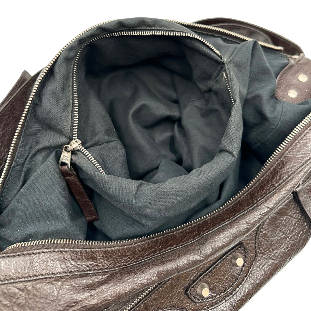 interno Borsa Balenciaga Day in pelle crinkled marrone testa di moro, con finiture metalliche argentate; con manico singolo leggermente regolabile. Dotata di chiusura superiore con zip e tasca frontale con cerniera, di lusso, originale, usata. 