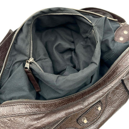 interno Borsa Balenciaga Day in pelle crinkled marrone testa di moro, con finiture metalliche argentate; con manico singolo leggermente regolabile. Dotata di chiusura superiore con zip e tasca frontale con cerniera, di lusso, originale, usata. 