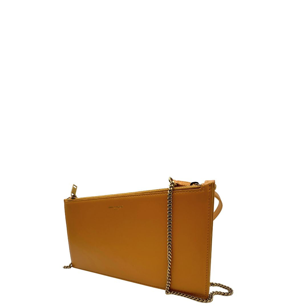 Lato sinistro di una Borsa Saint Laurent in pelle color senape con parti metalliche dorate impreziosita di una tracolla in catena e spallaccio in pelle. Originale, usata, di lusso, in condizioni eccellenti .