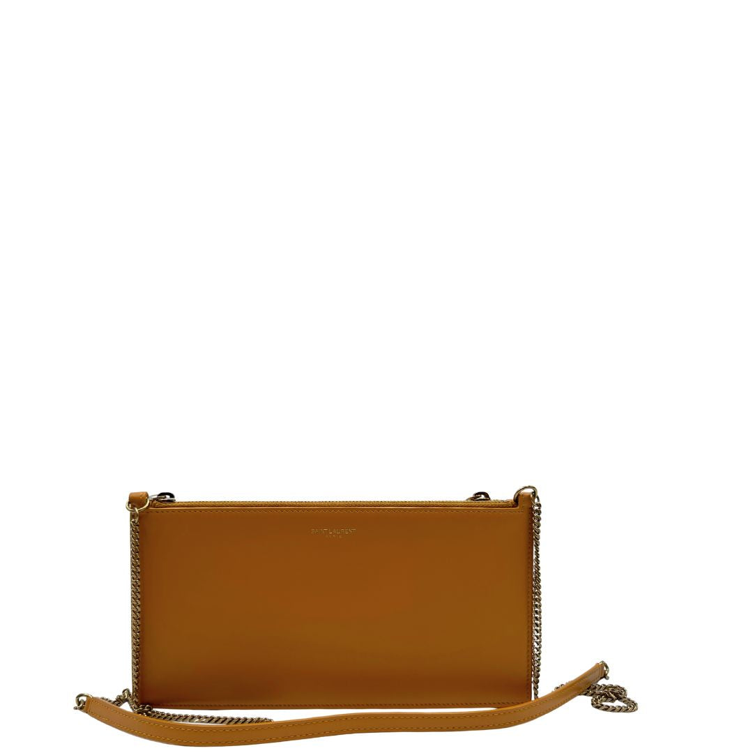 Reto di una Borsa Saint Laurent in pelle color senape con parti metalliche dorate impreziosita di una tracolla in catena e spallaccio in pelle. Originale, usata, di lusso, in condizioni eccellenti .