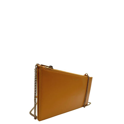 Lato destro di una Borsa Saint Laurent in pelle color senape con parti metalliche dorate impreziosita di una tracolla in catena e spallaccio in pelle. Originale, usata, di lusso, in condizioni eccellenti .