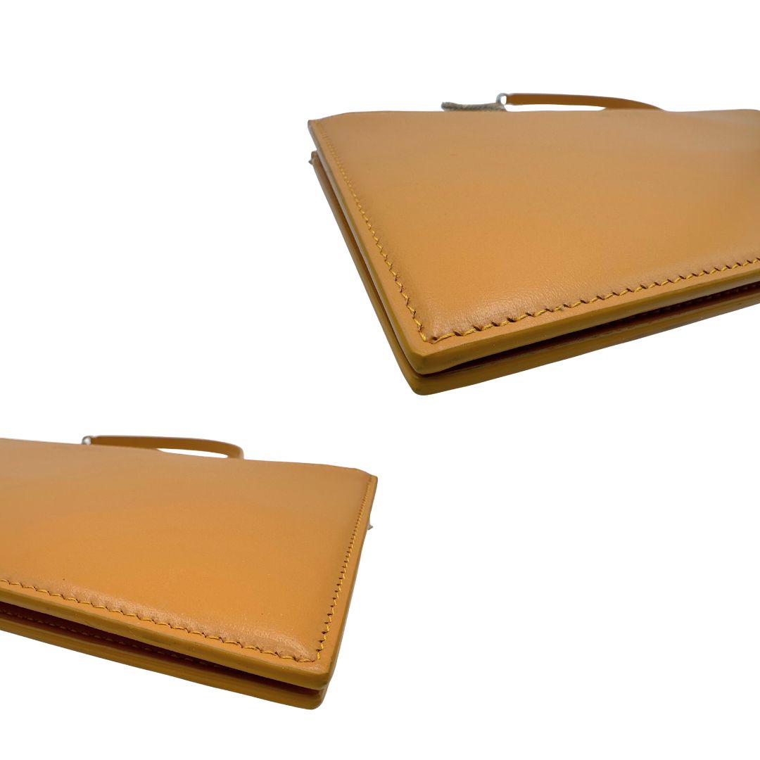 Angoli di una Borsa Saint Laurent in pelle color senape con parti metalliche dorate impreziosita di una tracolla in catena e spallaccio in pelle. Originale, usata, di lusso, in condizioni eccellenti .