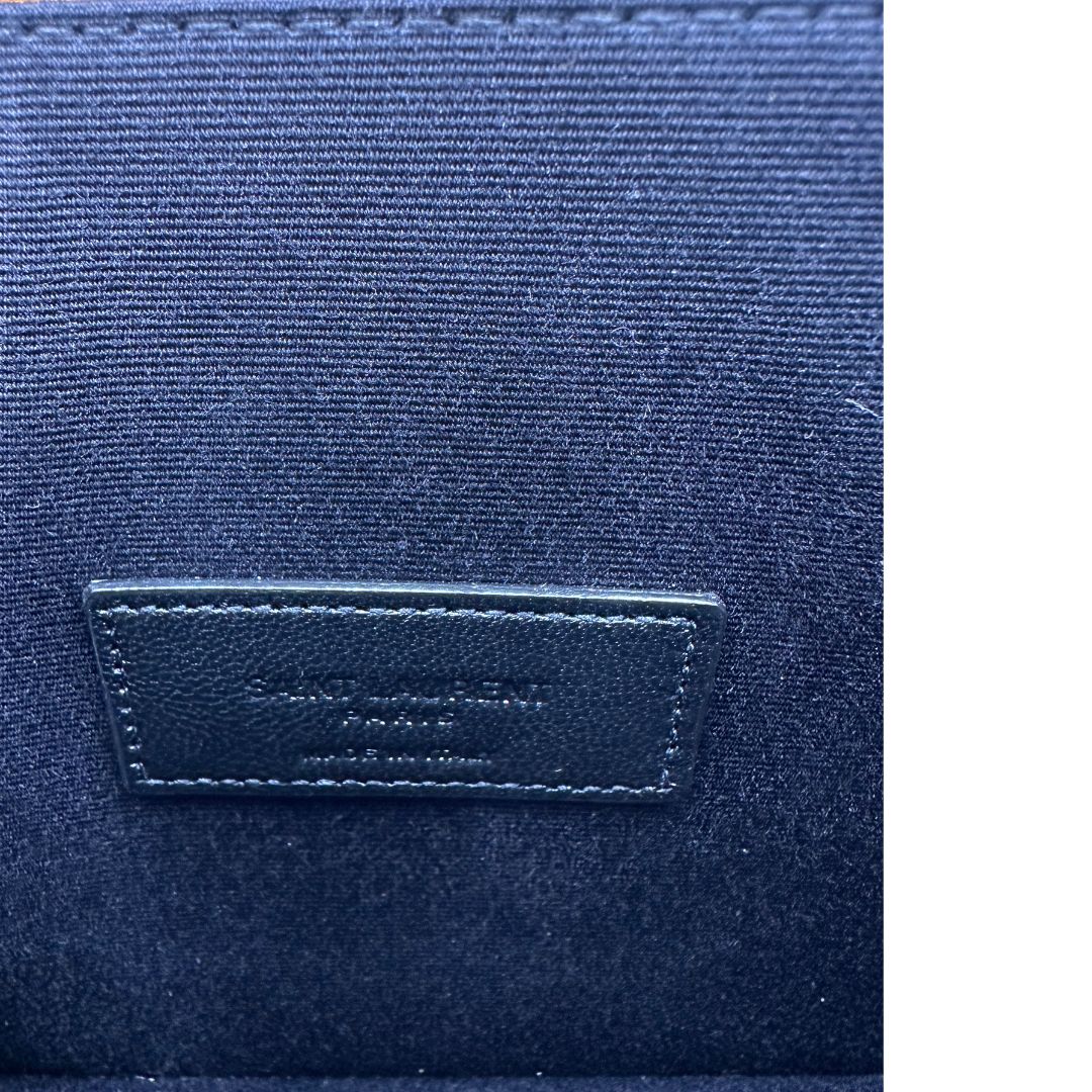 Interno di una Borsa Saint Laurent in pelle color senape con parti metalliche dorate impreziosita di una tracolla in catena e spallaccio in pelle. Originale, usata, di lusso, in condizioni eccellenti .