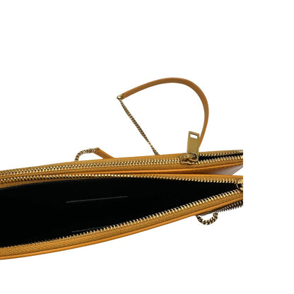 Interno di una Borsa Saint Laurent in pelle color senape con parti metalliche dorate impreziosita di una tracolla in catena e spallaccio in pelle. Originale, usata, di lusso, in condizioni eccellenti .