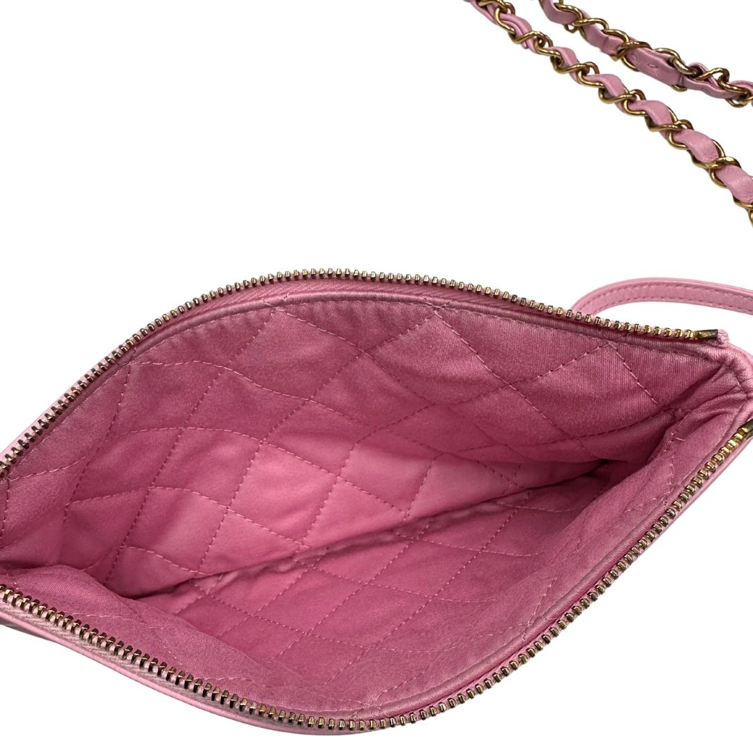 Interno di una borsa Chanel 22 in pelle trapuntata rosa con parti metalliche dorate; dotata di pochette estraibile e amovibile, doppi manici in catena e pelle per portarla a spalla. Chiusura con bottone automatici. Completa di scatola e dustbag.