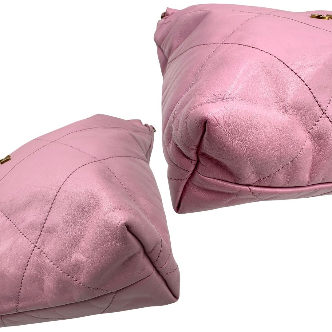 Angoli di una borsa Chanel 22 in pelle trapuntata rosa con parti metalliche dorate; dotata di pochette estraibile e amovibile, doppi manici in catena e pelle per portarla a spalla. Chiusura con bottone automatici. Completa di scatola e dustbag.