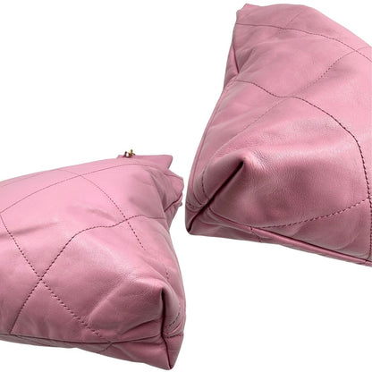 Angoli di una borsa Chanel 22 in pelle trapuntata rosa con parti metalliche dorate; dotata di pochette estraibile e amovibile, doppi manici in catena e pelle per portarla a spalla. Chiusura con bottone automatici. Completa di scatola e dustbag.