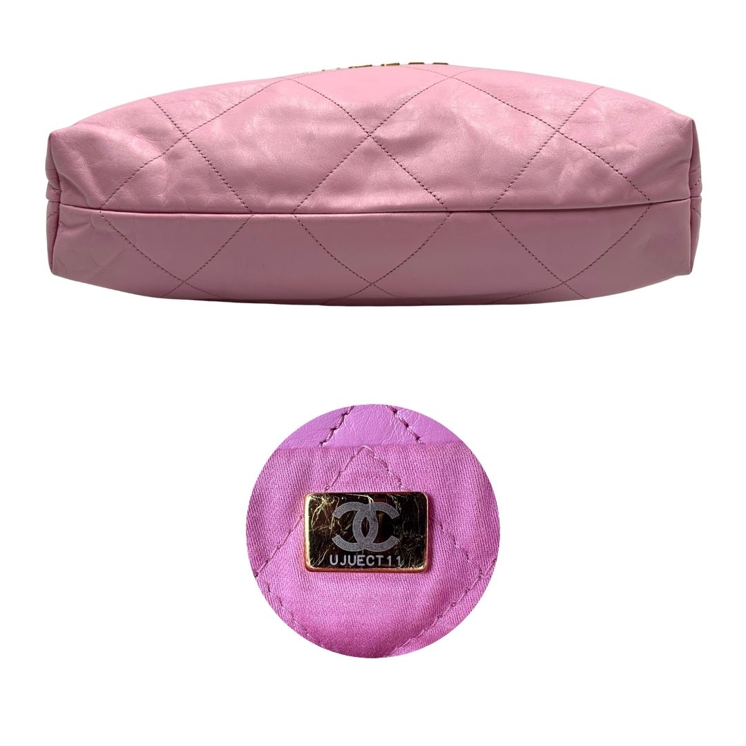 Base e codice di una borsa Chanel 22 in pelle trapuntata rosa con parti metalliche dorate; dotata di pochette estraibile e amovibile, doppi manici in catena e pelle per portarla a spalla. Chiusura con bottone automatici. Completa di scatola e dustbag.