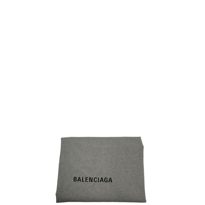 Dustbag di una pochette Balenciaga in pelle effetto invecchiato nera, con parti metalliche argentate; munita di uno specchietto a forma di cuore, polsino amovibile e un mini porta monete e carte.