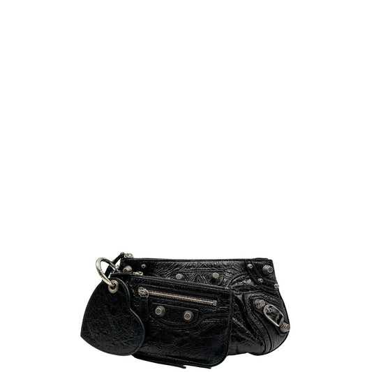 Front di una pochette Balenciaga in pelle effetto invecchiato nera, con parti metalliche argentate; munita di uno specchietto a forma di cuore, polsino amovibile e un mini porta monete e carte. Completa di dustbag.