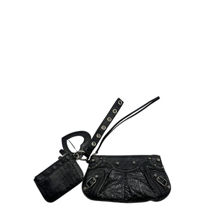 Front di una pochette Balenciaga in pelle effetto invecchiato nera, con parti metalliche argentate; munita di uno specchietto a forma di cuore, polsino amovibile e un mini porta monete e carte. Completa di dustbag.