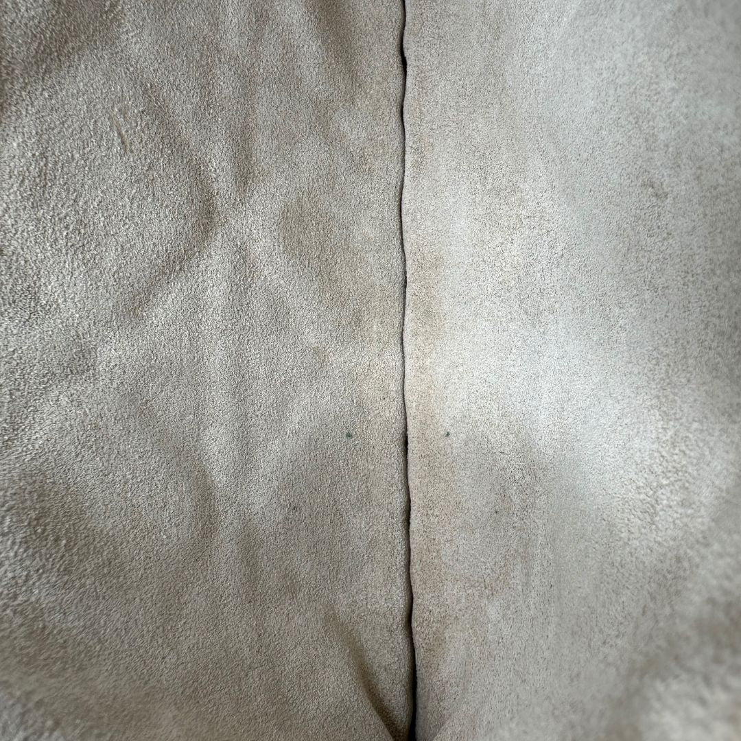 interno Borsa Christian Dior in pelle beige con impunture Macrocannage e parti metalliche dorate; munita di doppi manici regolabili e una pochette estraibile; da portare a mano o a spalla. Completa di dustbag, di lusso, originale, ottime condizioni. 