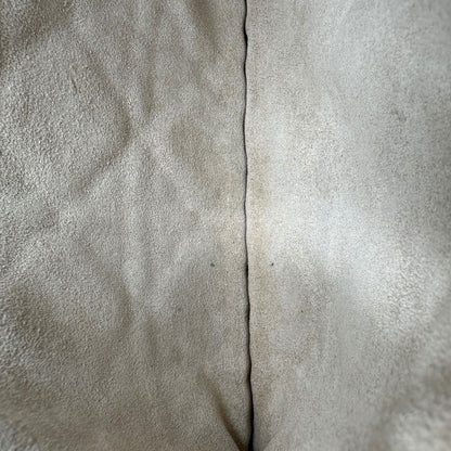 interno Borsa Christian Dior in pelle beige con impunture Macrocannage e parti metalliche dorate; munita di doppi manici regolabili e una pochette estraibile; da portare a mano o a spalla. Completa di dustbag, di lusso, originale, ottime condizioni. 