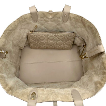 interno Borsa Christian Dior in pelle beige con impunture Macrocannage e parti metalliche dorate; munita di doppi manici regolabili e una pochette estraibile; da portare a mano o a spalla. Completa di dustbag, di lusso, originale, ottime condizioni. 