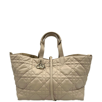 front Borsa Christian Dior in pelle beige con impunture Macrocannage e parti metalliche dorate; munita di doppi manici regolabili e una pochette estraibile; da portare a mano o a spalla. Completa di dustbag, di lusso, originale, ottime condizioni. 