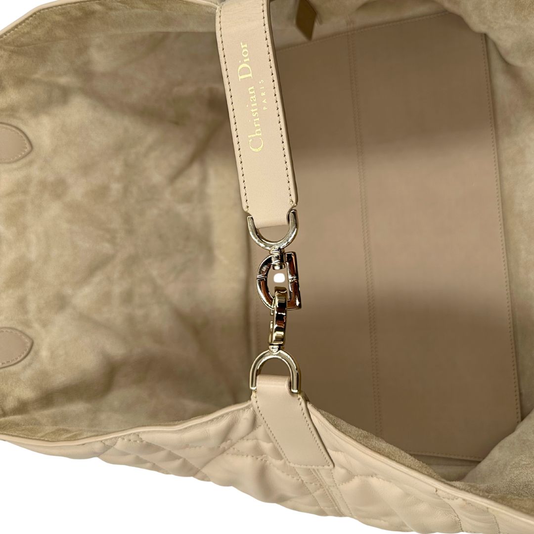 interno Borsa Christian Dior in pelle beige con impunture Macrocannage e parti metalliche dorate; munita di doppi manici regolabili e una pochette estraibile; da portare a mano o a spalla. Completa di dustbag, di lusso, originale, ottime condizioni. 