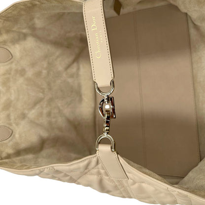 interno Borsa Christian Dior in pelle beige con impunture Macrocannage e parti metalliche dorate; munita di doppi manici regolabili e una pochette estraibile; da portare a mano o a spalla. Completa di dustbag, di lusso, originale, ottime condizioni. 