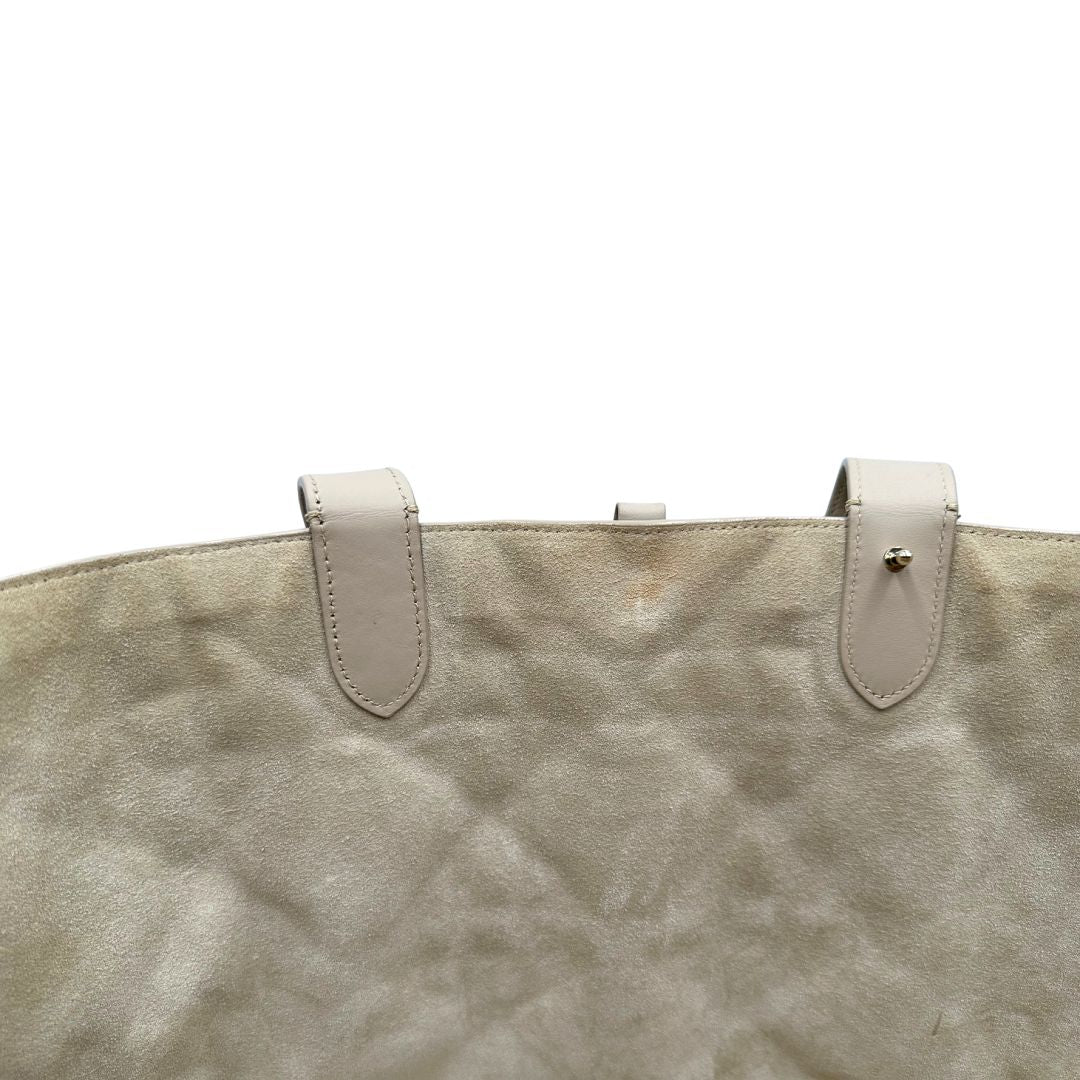 interno Borsa Christian Dior in pelle beige con impunture Macrocannage e parti metalliche dorate; munita di doppi manici regolabili e una pochette estraibile; da portare a mano o a spalla. Completa di dustbag, di lusso, originale, ottime condizioni. 