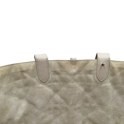 interno Borsa Christian Dior in pelle beige con impunture Macrocannage e parti metalliche dorate; munita di doppi manici regolabili e una pochette estraibile; da portare a mano o a spalla. Completa di dustbag, di lusso, originale, ottime condizioni. 