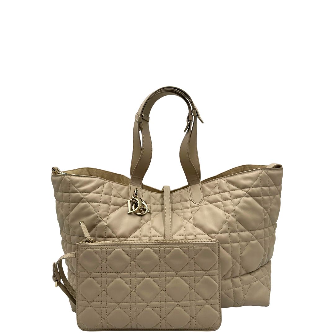 front Borsa Christian Dior in pelle beige con impunture Macrocannage e parti metalliche dorate; munita di doppi manici regolabili e una pochette estraibile; da portare a mano o a spalla. Completa di dustbag, di lusso, originale, ottime condizioni.