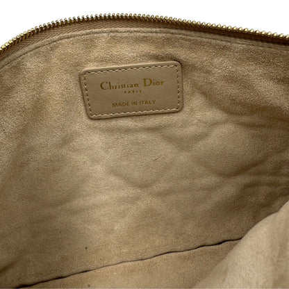 interno Borsa Christian Dior in pelle beige con impunture Macrocannage e parti metalliche dorate; munita di doppi manici regolabili e una pochette estraibile; da portare a mano o a spalla. Completa di dustbag, di lusso, originale, ottime condizioni. 