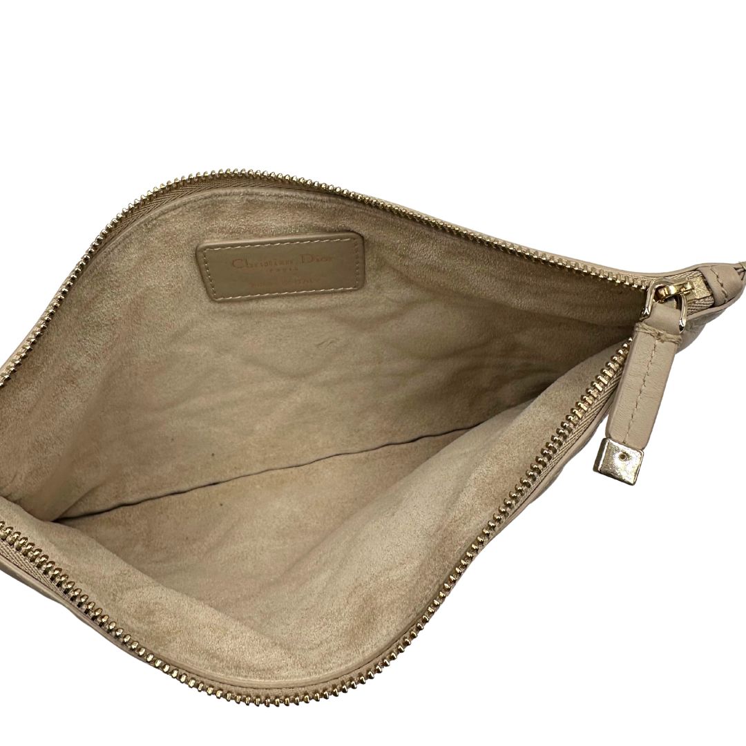 interno Borsa Christian Dior in pelle beige con impunture Macrocannage e parti metalliche dorate; munita di doppi manici regolabili e una pochette estraibile; da portare a mano o a spalla. Completa di dustbag, di lusso, originale, ottime condizioni. 