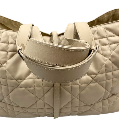 manici Borsa Christian Dior in pelle beige con impunture Macrocannage e parti metalliche dorate; munita di doppi manici regolabili e una pochette estraibile; da portare a mano o a spalla. Completa di dustbag, di lusso, originale, ottime condizioni. 