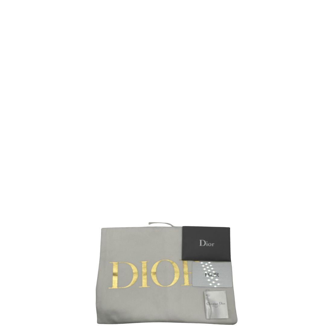 dustbag Borsa Christian Dior in pelle beige con impunture Macrocannage e parti metalliche dorate; munita di doppi manici regolabili e una pochette estraibile; da portare a mano o a spalla. Completa di dustbag, di lusso, originale, ottime condizioni. 