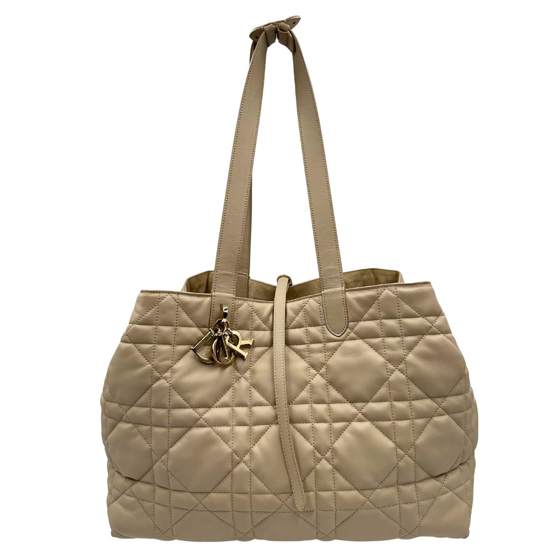 front Borsa Christian Dior in pelle beige con impunture Macrocannage e parti metalliche dorate; munita di doppi manici regolabili e una pochette estraibile; da portare a mano o a spalla. Completa di dustbag, di lusso, originale, ottime condizioni. 