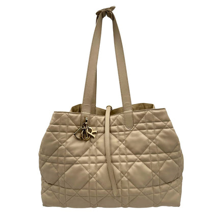 front Borsa Christian Dior in pelle beige con impunture Macrocannage e parti metalliche dorate; munita di doppi manici regolabili e una pochette estraibile; da portare a mano o a spalla. Completa di dustbag, di lusso, originale, ottime condizioni. 