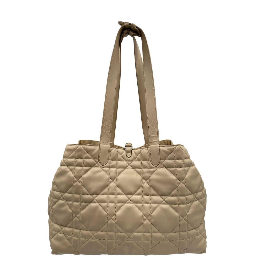 retro Borsa Christian Dior in pelle beige con impunture Macrocannage e parti metalliche dorate; munita di doppi manici regolabili e una pochette estraibile; da portare a mano o a spalla. Completa di dustbag, di lusso, originale, ottime condizioni. 